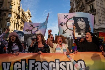 La presidenta de la Plataforma Trans, Mar Cambrollé, interviene durante una manifestación contra las agresiones a personas LGTBIQ+, en Madrid.Matias Chiofalo / Europa Press